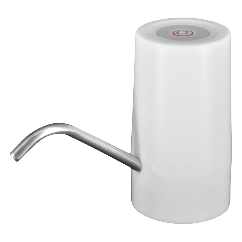 バケツに水を入れる揚水器の電気ポンプの自動浄水器の純水タンクを押して水を汲みます。|undefined