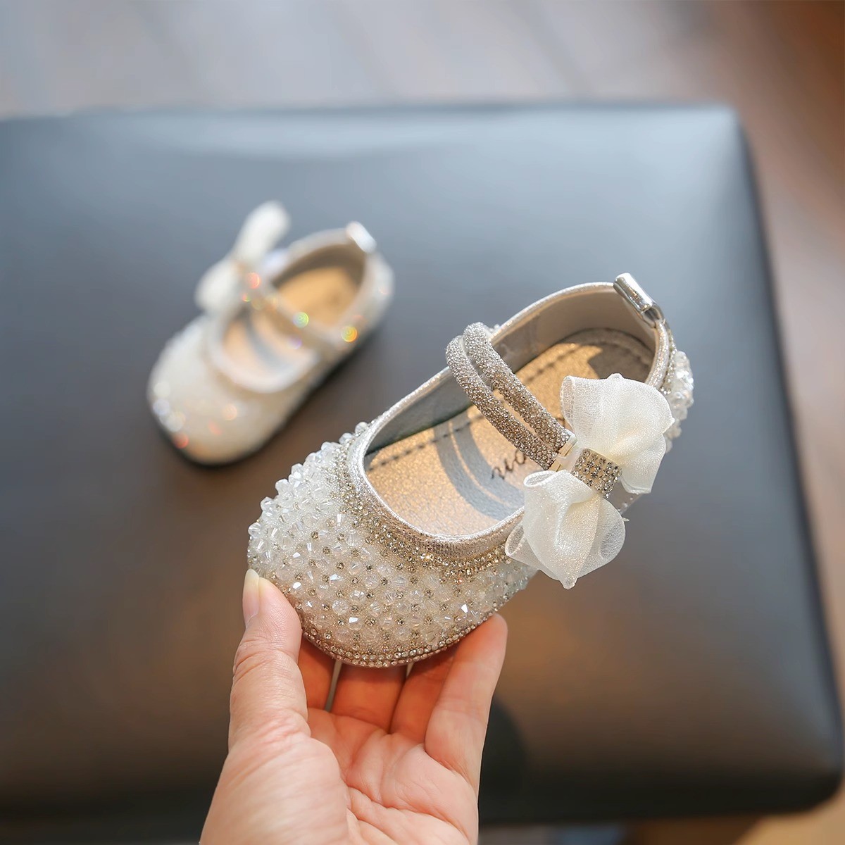 Primi passi per bambine Sparkle & Comfort - Scarpe con suola morbida e dettagli in cristallo, suola flessibile antiscivolo, argento e rosa_voghion.com
