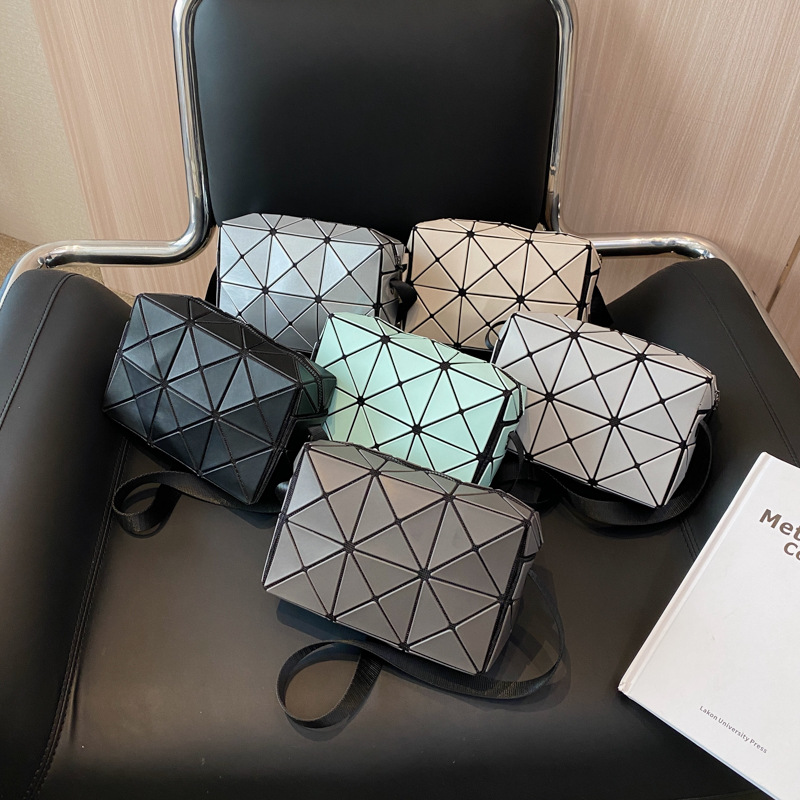 2023 nueva moda bolso de hombro bolsa de mensajero versátil de alta calidad Internet celebridad costura geométrica pequeña bolsa cuadrada bolso de las mujeres