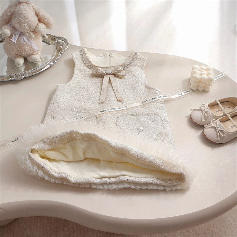 Xianning Seven Girls Little Fragrant Princess Dress Invierno 2025 Nuevo vestido de un año Bebé femenino más falda chaleco de terciopelo Estilo occidental