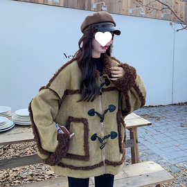 军绿色牛角扣皮毛一体羊羔毛外套女秋冬设计麂皮绒机车服棉服