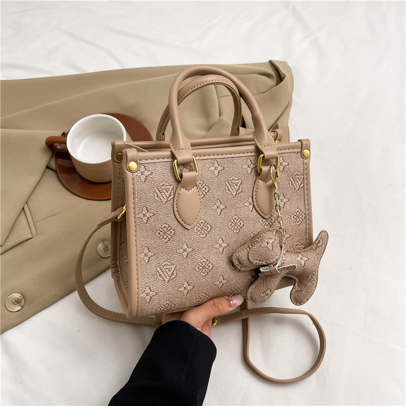 Bolsos clásicos de presbiterio con estampado de letras Bolsos tote Bolsos retro europeos y americanos al por mayor transfronterizos Bolsos de hombro con textura de todo fósforo