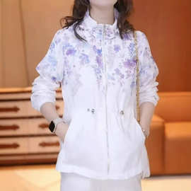 正版妈妈装2026春夏印花外套女抽绳收腰宽松显瘦连帽薄款防晒衣服