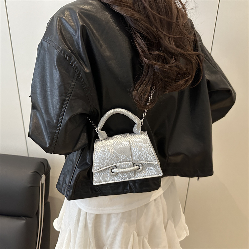 女性のための多用途の脇の下の小さな正方形のバッグ 2025 新しいファッションポータブルショルダーバッグ西洋スタイルの多用途チェーンクロスボディバッグ|undefined