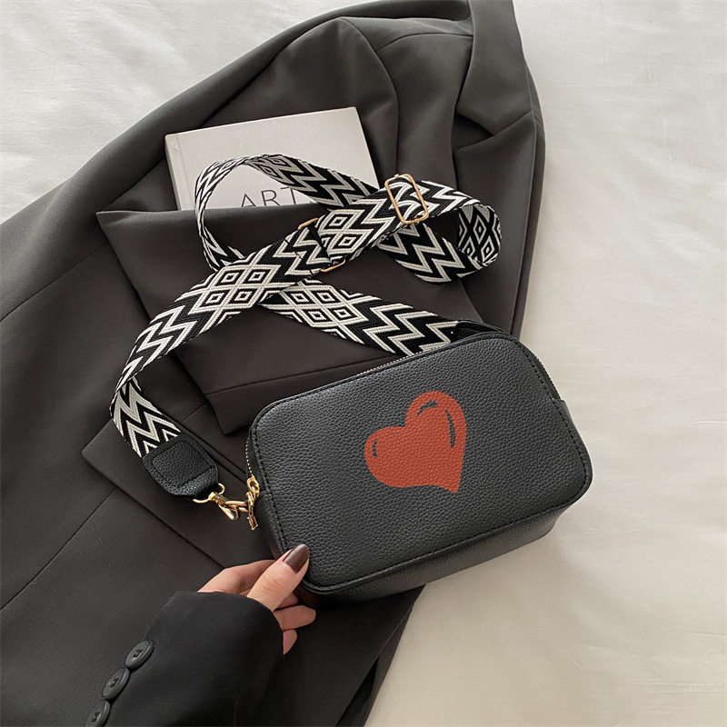 Love Fashion ancho bandolera bandolera de un solo hombro 2024 otoño e invierno nuevo estilo salvaje temperamento ins simple bolsa cuadrada pequeña