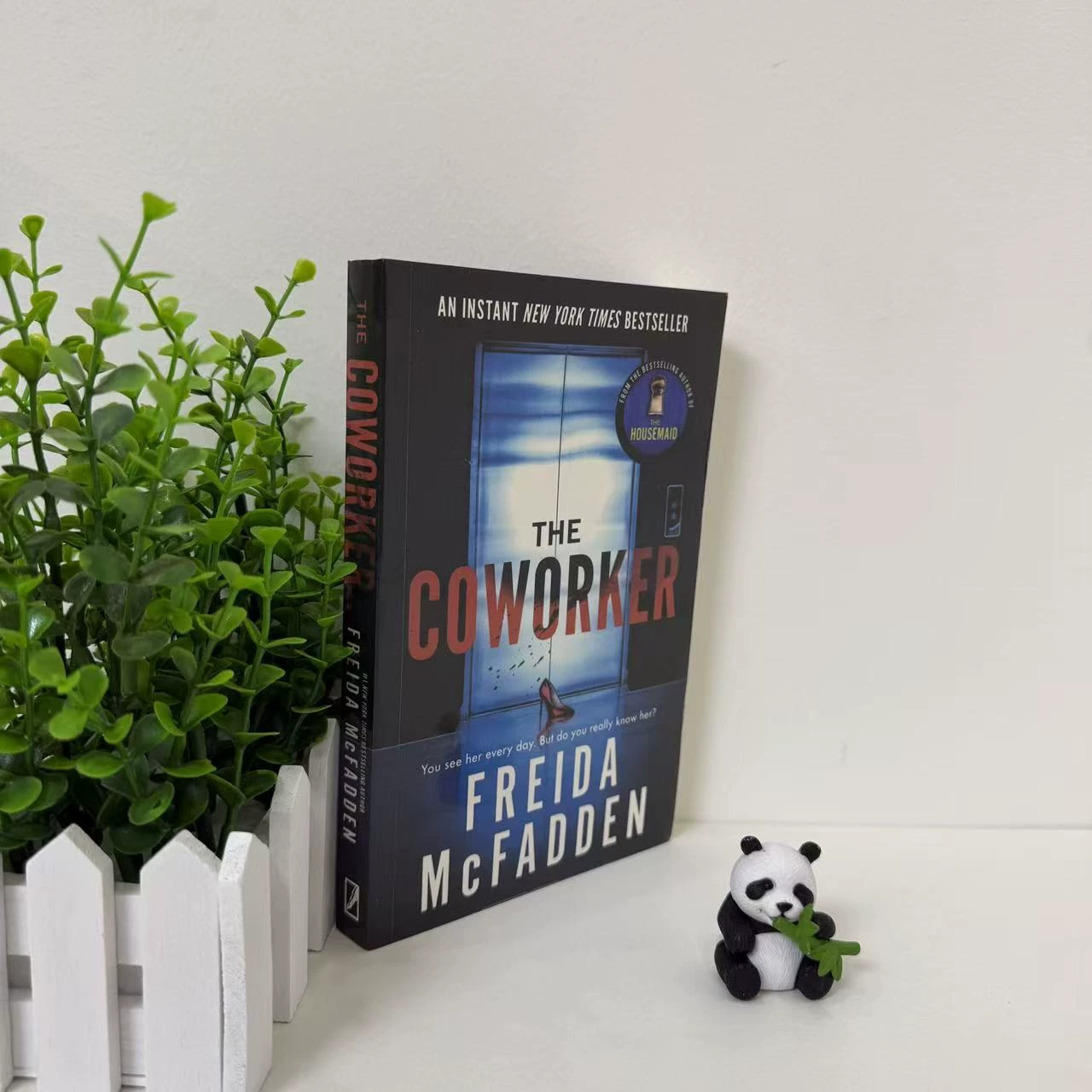 Книга (Freida McFadden) The Coworker — английская бумажная книга, триллер, 1 том
