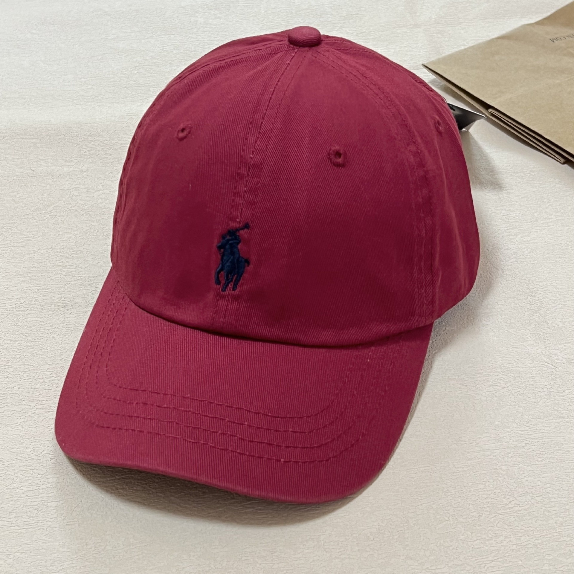 小馬標野球帽の女性は柔らかいトップの広いつばを合わせて顔の小さいアヒルの舌の帽子の運動の日よけの男性の女性を見せます。