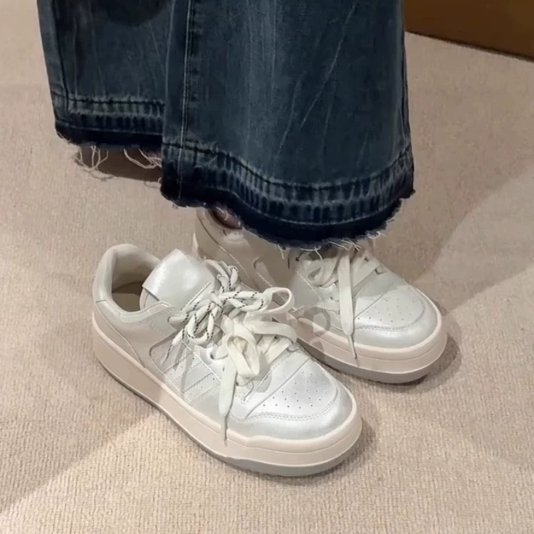 Нишевые белоснежные туфли с толстым подошвом женская волна 2025 весенний всплеск ретро дикая повседневная спортивная обувь