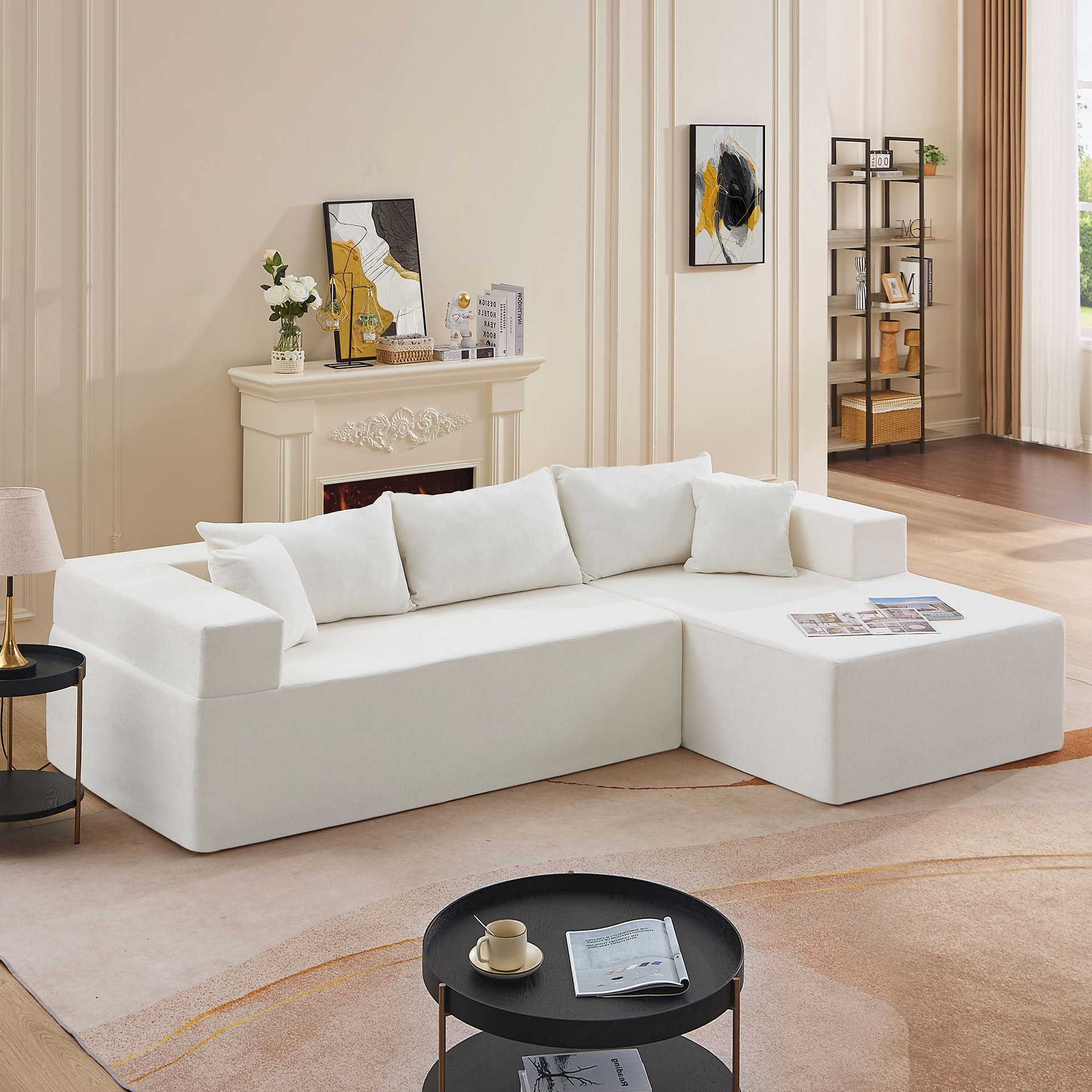 Art de arena minimalista para la sala de estar doméstica, suelo moderno y pequeño sofá de tela de casa simple