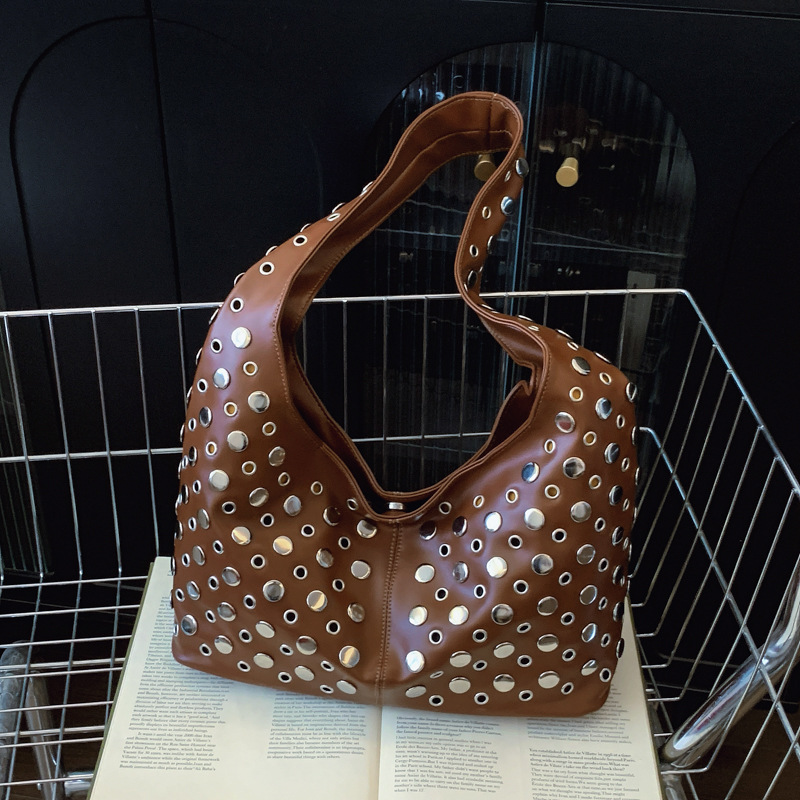 Bolso de axila retro estilo Hong Kong 2025 verano nuevo bolso femenino bolso de remache hueco bolso de hombro de gran capacidad personalizado