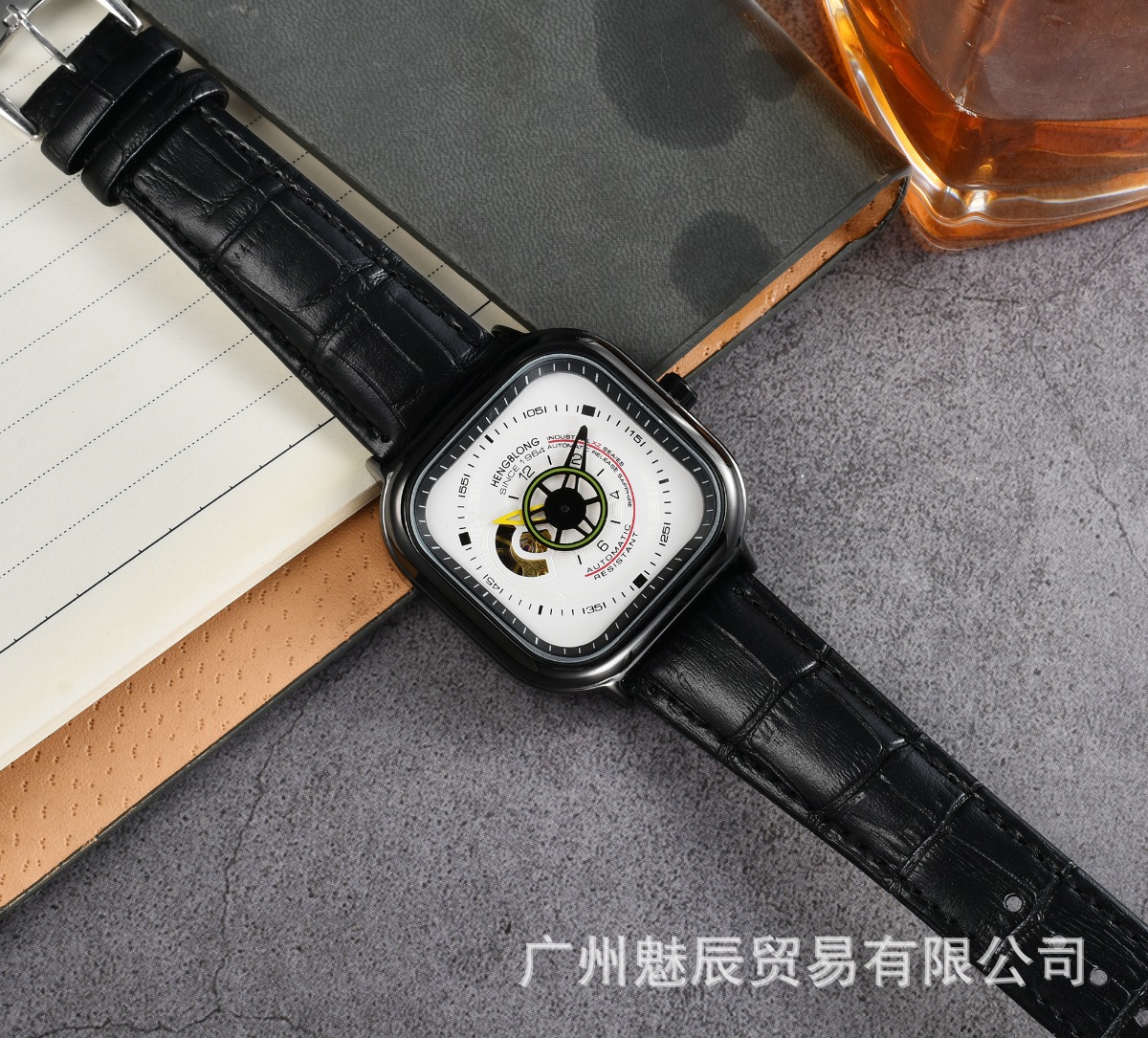 검은 껍질과 흰색 표면