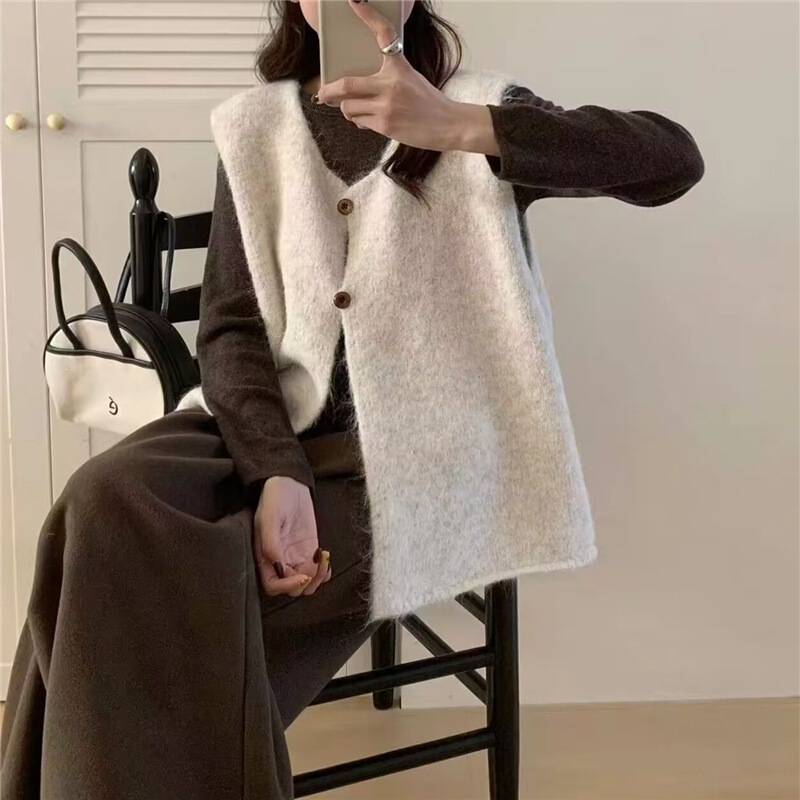 Korean-style two-button sleeveless knitted vest for women, loose fit, slimming, casual, versatile, and effortlessly chic, perfect for layering Korean-style two-button sleeveless knitted vest for women, loose fit, slimming, casual, versatile, and effortlessly chic, perfect for layering