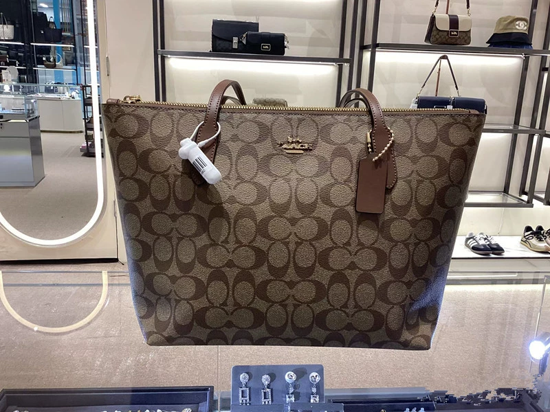 Capacious classic one-shoulder bag with zipper, 2024 years