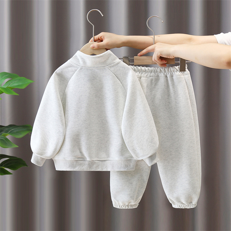 6108 Traje deportivo para niños Ropa de primavera y otoño para niños 2025 Nuevo estilo estilo occidental Otoño fresco y hermoso suéter de dos piezas