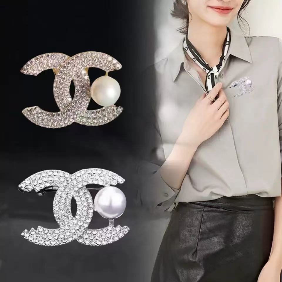 Tweed Style Double C Fashion Pearl Brooch, High-End Suit Letter Diamond Pin, Anti-Exposure Elegant Corsage Accessories