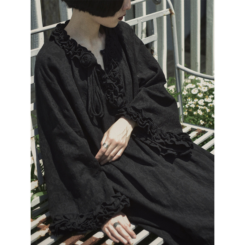 高級感のある木の耳元の小さい黒いスカートのレトロな少女の暗い黒色のヘボン風のワンピースの女性の新型の春秋のスカート|undefined