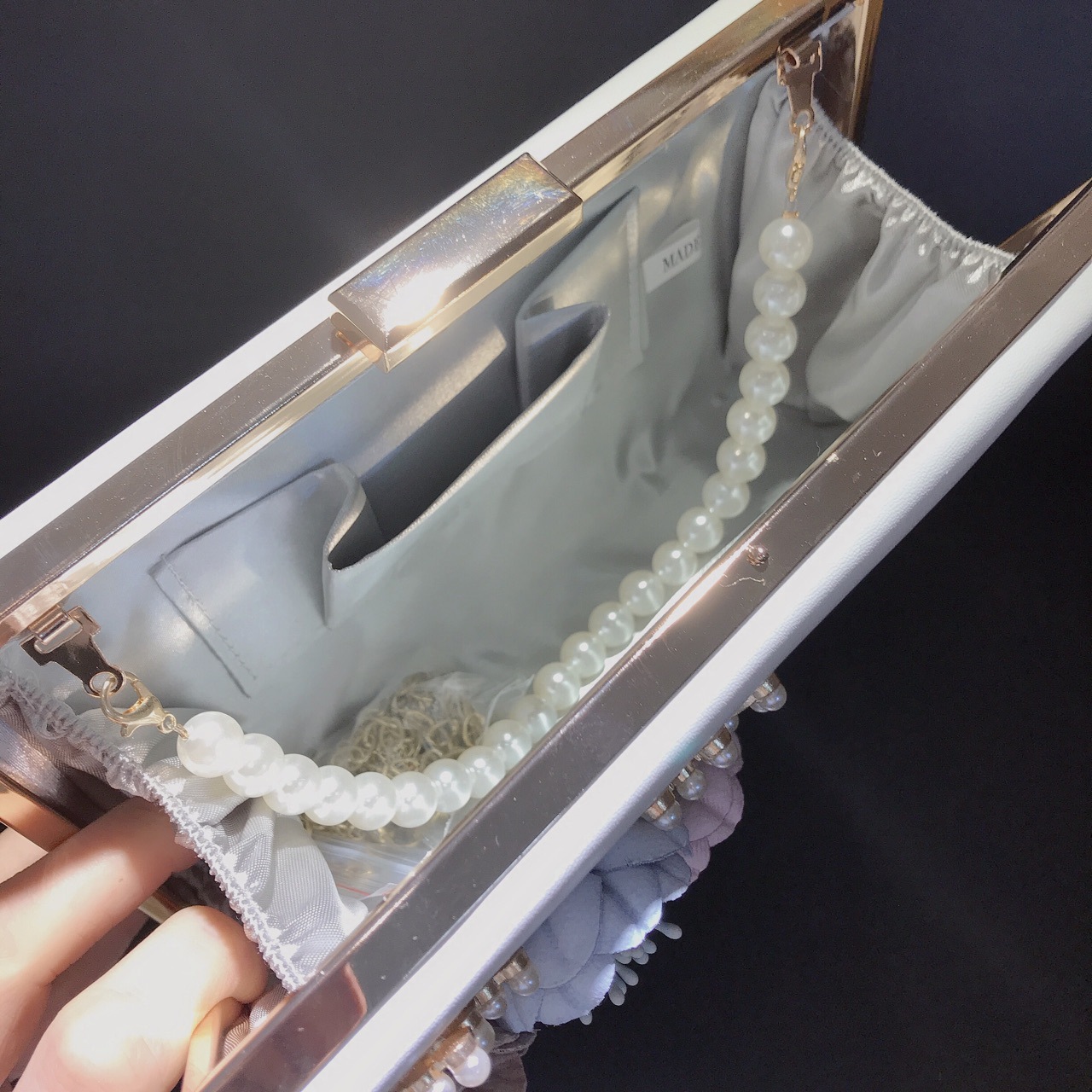 Túi clutch dạ hội hộp vuông dẹt pu trắng đính hoa ngọc trai — Màu trắng chi tiết 2