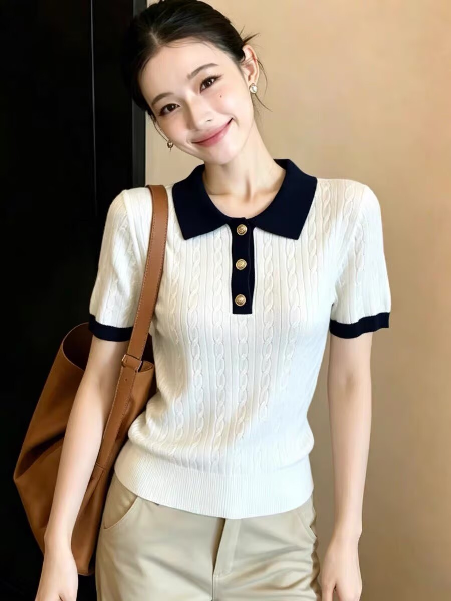 Áo thun nữ cổ polo ngắn tay phối sọc nổi bật, form chuẩn vai thon gọn — trắng