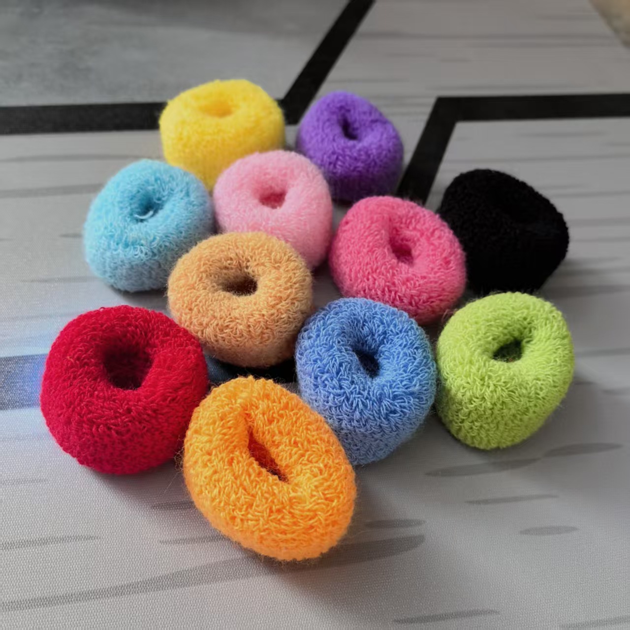 Corea del Sur en línea nueva toalla de borde ancho anillo de color de caramelo anillo de pelo de banda de goma de alta elasticidad adornamiento de pelo de niña al por mayor