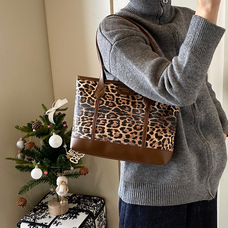 Bolsa de leopardo retro esmaltada para mujeres 2024 nueva moda bolso de hombro de brazo otoño y invierno gran capacidad bolso de viaje