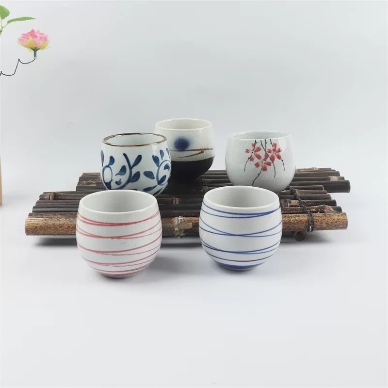 Порционный паровой японский яйцо в чашеcup японский и корейский ресторан гостиничный чаша чай мисо чашка японский стиль гостиничная чаша пара