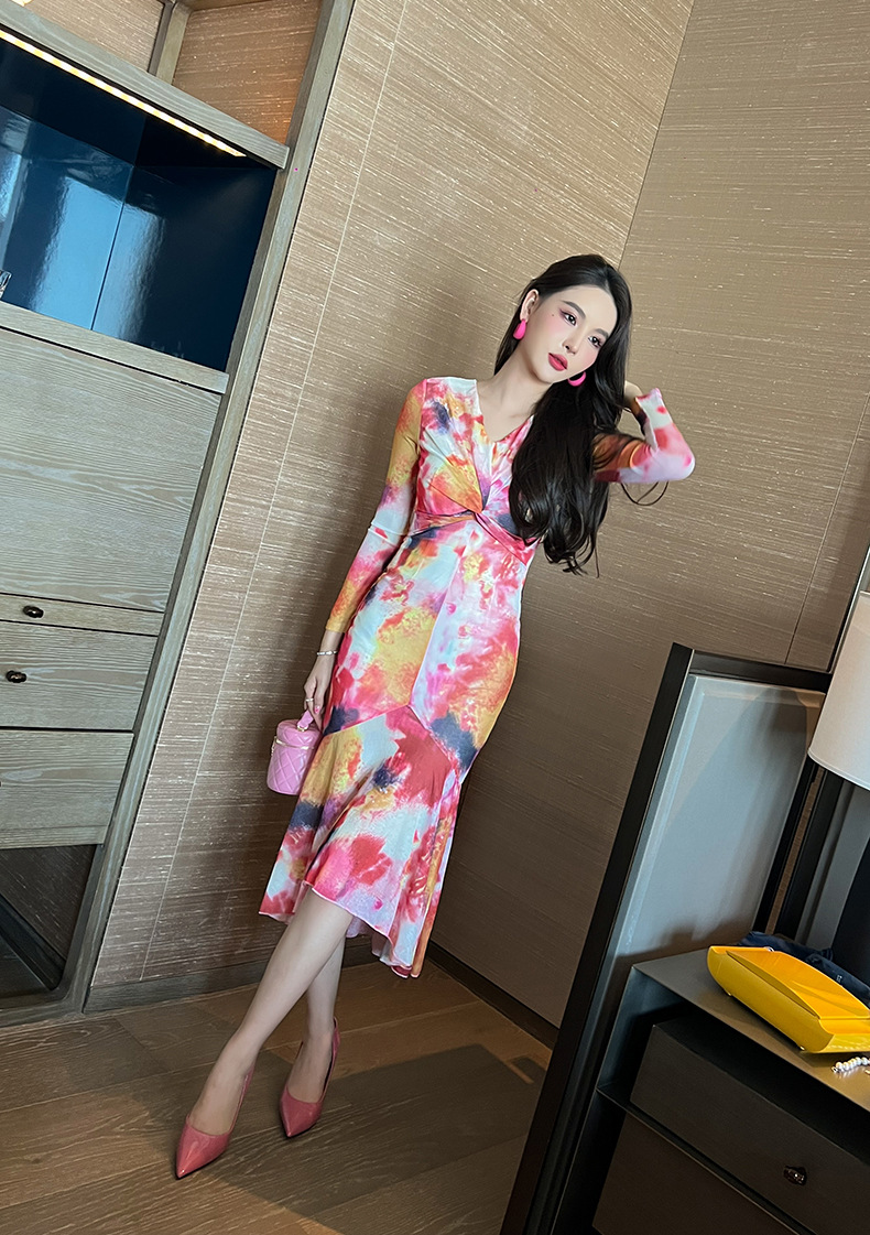 Đầm ôm body nữ cổ V dáng đuôi cá in họa tiết chuyển sắc — Màu sắc chi tiết 4