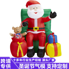 国境を越えてクリスマスの祝日にクリスマスの雪だるまを入れるために庭の装飾を飾る