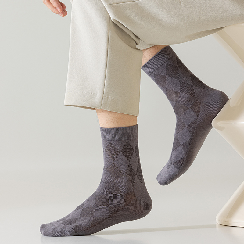 Calcetines de algodón de color sólido para hombres primavera y otoño medio tubo de diamante sin hueso transpirable absorción de sudor embalaje independiente calcetines de hombre al por mayor