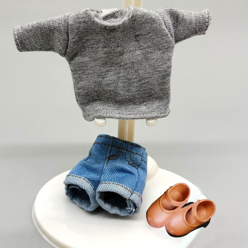 Blame high clothes gray T -shirt plus blue small size denim shorts to send shoes