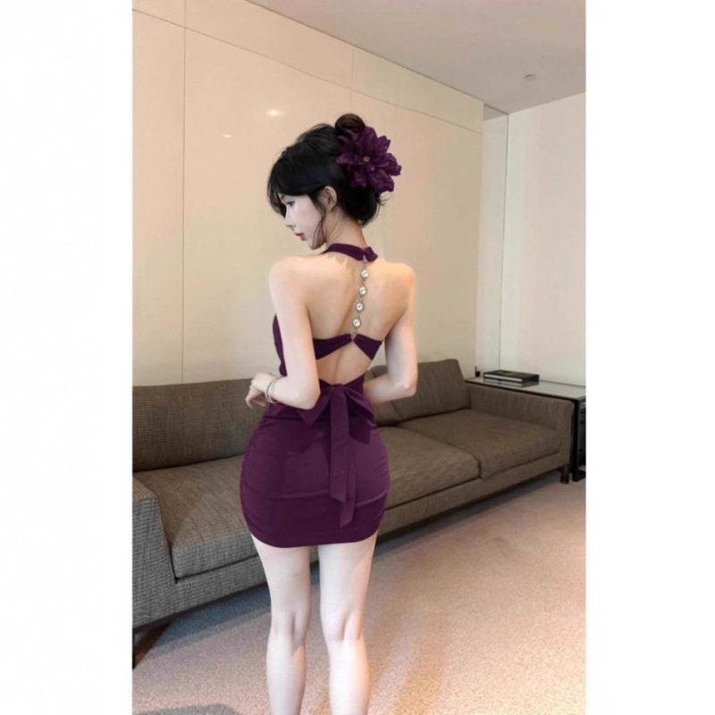 Short French High-End Sexy Chain V Neck Waist-Revealing Backless Halterneck Dress for Women in Summer with Pure Lust and Elegant Covering the Buttocks Short French High-End Sexy Chain V Neck Waist-Revealing Backless Halterneck Dress for Women in Summer with Pure Lust and Elegant Covering the Buttocks