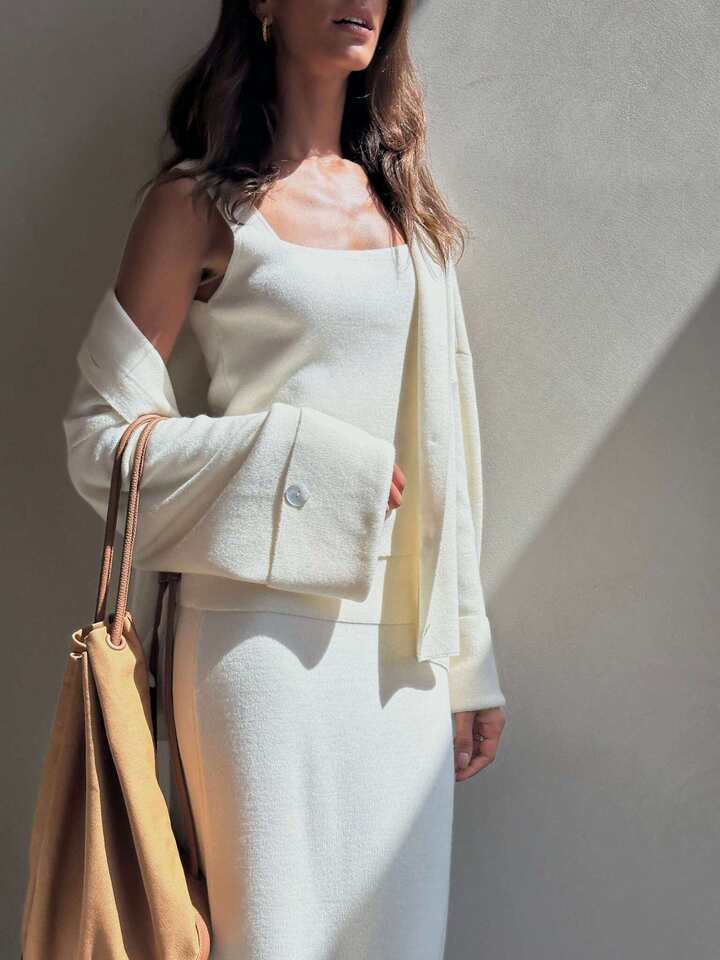 Set 3 món nữ gồm áo cardigan dệt kim dài tay, áo hai dây và chân váy dài — Bộ 3 chiếc màu hồng, Bộ 3 món màu nâu, Bộ 3 món mơ chi tiết 42