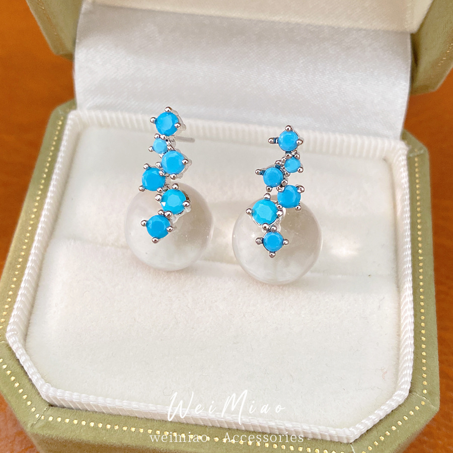 Aguja de plata azul zircón resina pernos redondos temperamento simple diario aretes versátiles ligero lujo alta sensación de orejas para mujeres