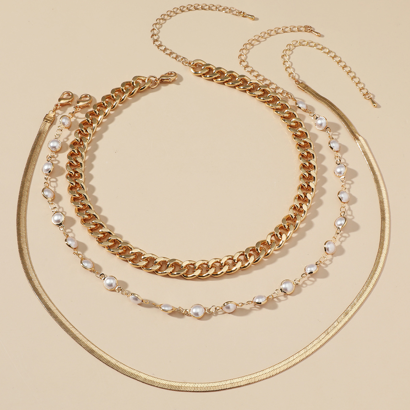 Collier multicouche en perles et chaînes style élégant_voghion.com