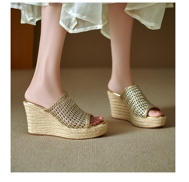 Dép sandal nữ quai chữ V đan rỗng, đế xuồng cao gót, mũi hở kiểu cá sấu — màu vàng, bạc chi tiết 12
