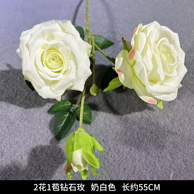 2 flores y 1 Bud Diamond Rose