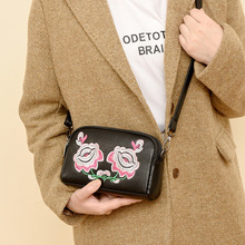 女士新款复古真皮包女中年妈妈单肩手机原创轻奢精致刺绣小包