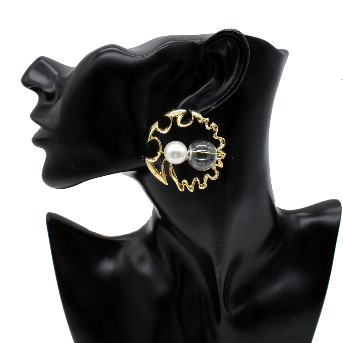 Wholesale Retro Irregular Circle Inlaid Pearl Earrings Nihaojewelry display picture 3