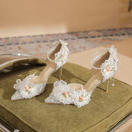 82332 高跟婚鞋女细跟2024年新款尖头蕾丝花朵珍珠一字带中空单鞋