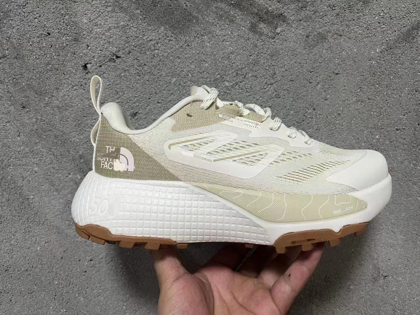 갈색 흰색 밝은 노란색