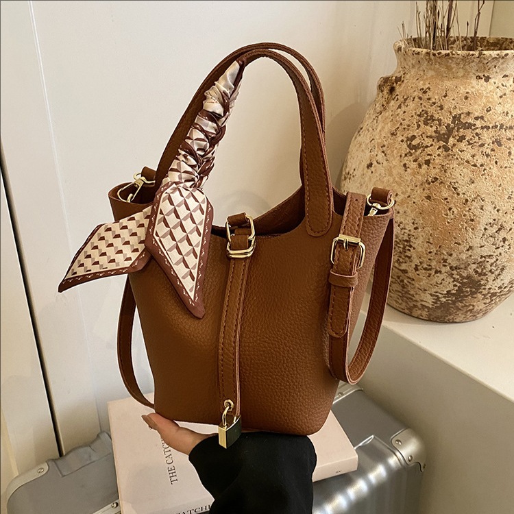 2025 nueva versión coreana de la bolsa de cubo portátil de nicho, moda femenina, bolsa de mensajero explosiva, bolso de hombro de todo fósforo de cercanías