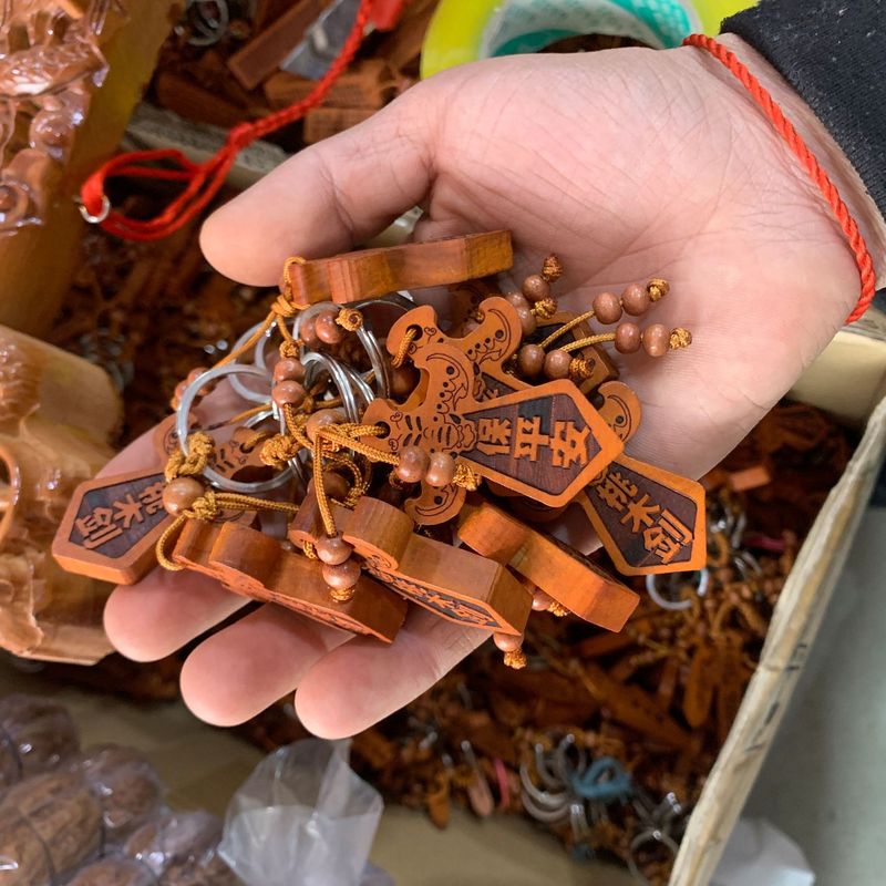 桃木の鍵はストラップを掛けて自動車の鍵を彫って桃木の剣の木彫りの工芸品の観光地区の露店の現物の卸売りを掛けます。|undefined