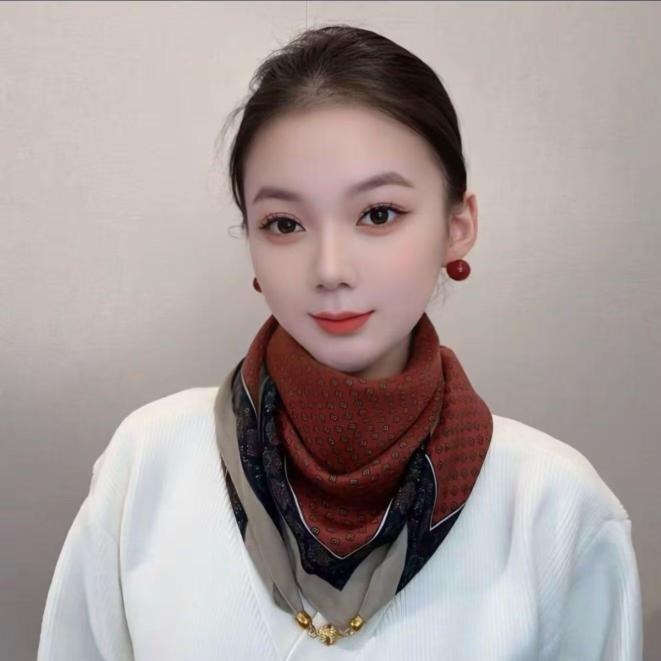 밝은 빨간색 물방울 무늬