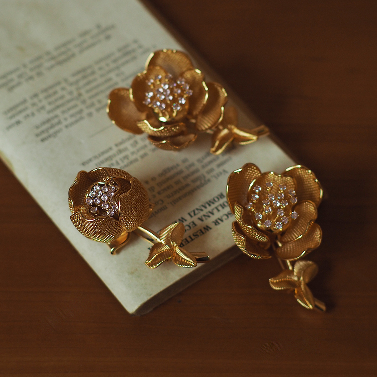 Heavy Industry Waner Gem Openable Retro vintage Mechanical Flower Middle Ancient Flower Brooch Corsage Qingdao