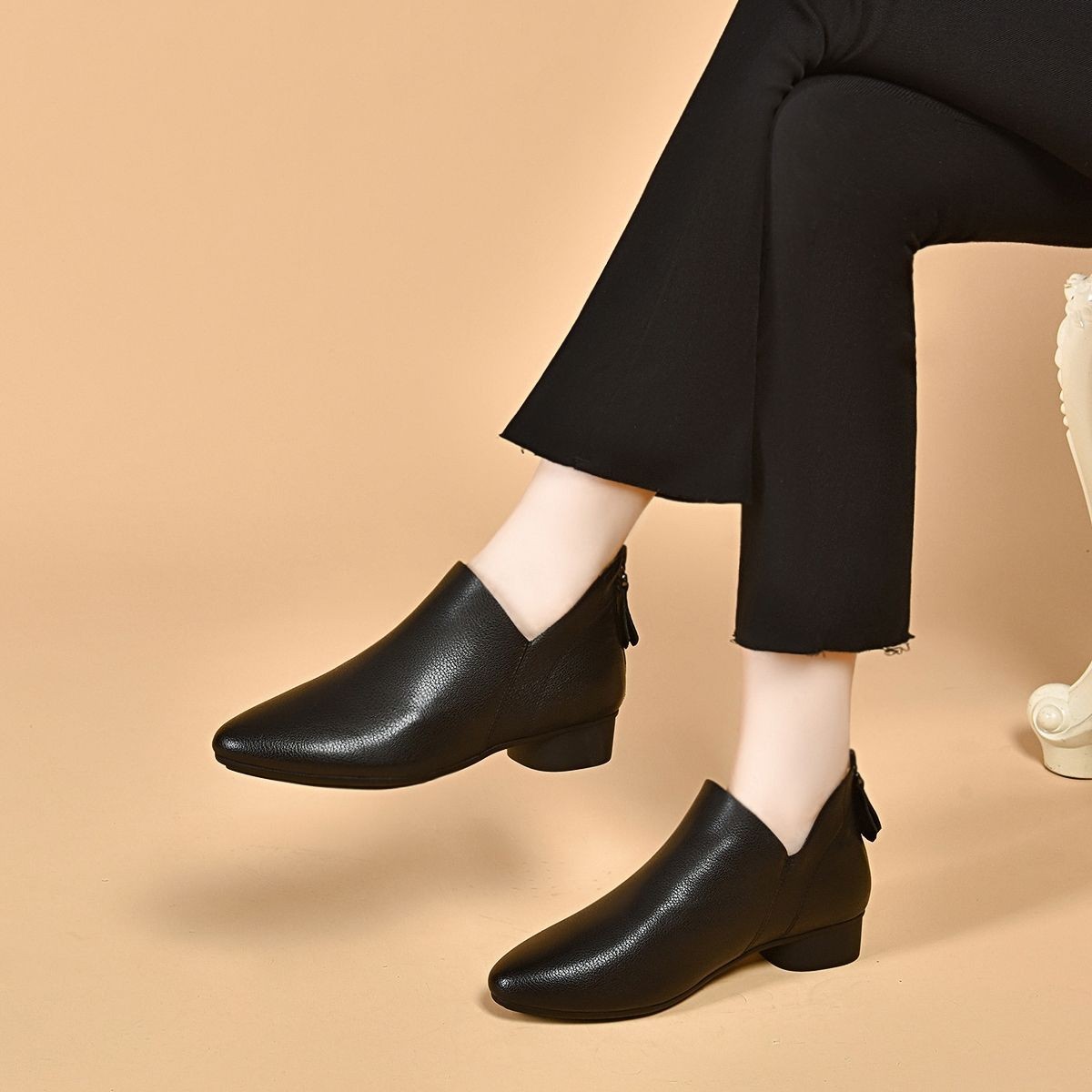 2026 New Autumn Pointed-Toe Flat Short Boots Soft Leather Women's Chunky Heel Martin Boots Spring and Autumn Single Boots Soft Sole Comfortable Shoes