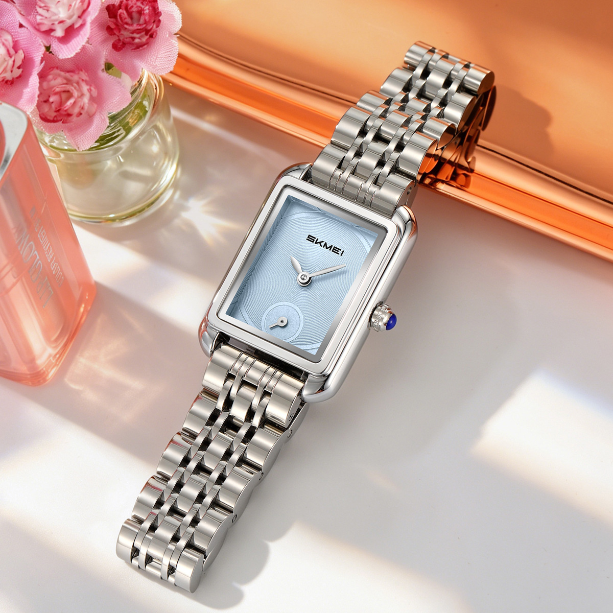 Momento de belleza pequeño reloj de cuarzo cuadrado lujo ligero impermeable reloj de mujer comercio exterior spot empresa regalos personalizados fábrica de fuente