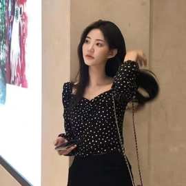 别致方领短款上衣女装春秋季设计感2025新款法式复古长袖碎花衬衫