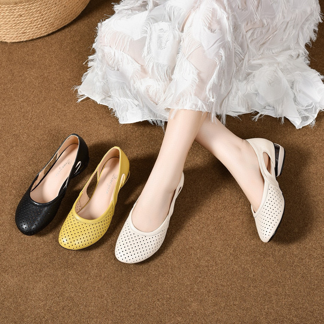 Giày sandal nữ da thật mũi tròn khoét lỗ, gót vuông thấp, xỏ ngón tiện lợi — đen