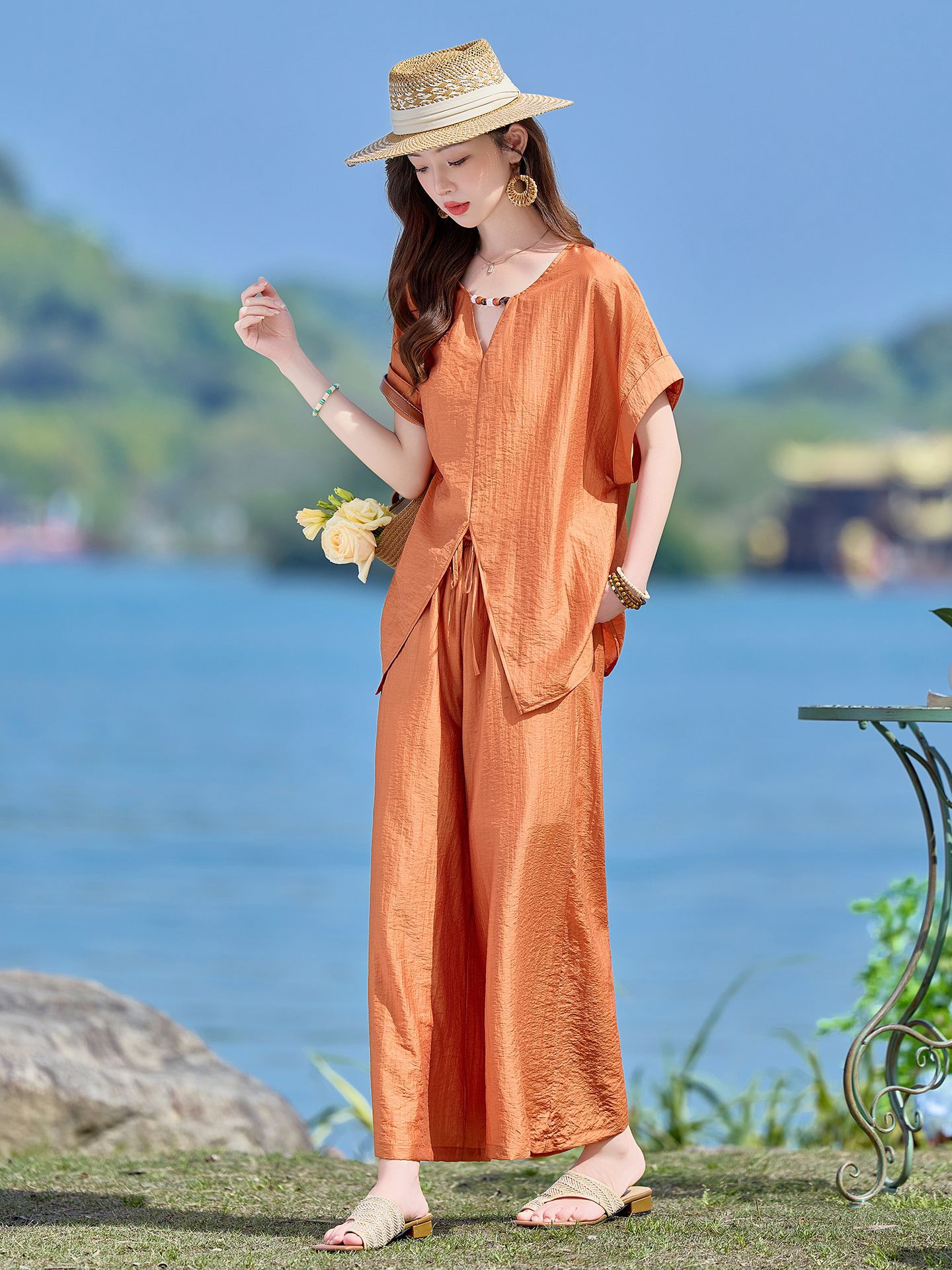 Bộ quần áo nữ hai mảnh gồm áo thun cổ V rộng và quần dài ống rộng phong cách tối giản — Cam đỏ, Màu cà phê nhạt, màu trắng ngà