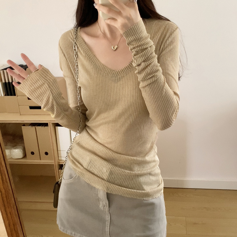 スリムギャルの薄いタイプの長袖のニットの女性の早秋の新型のデザイン感のvネックのtシャツを重ねて上着を着ます。|undefined