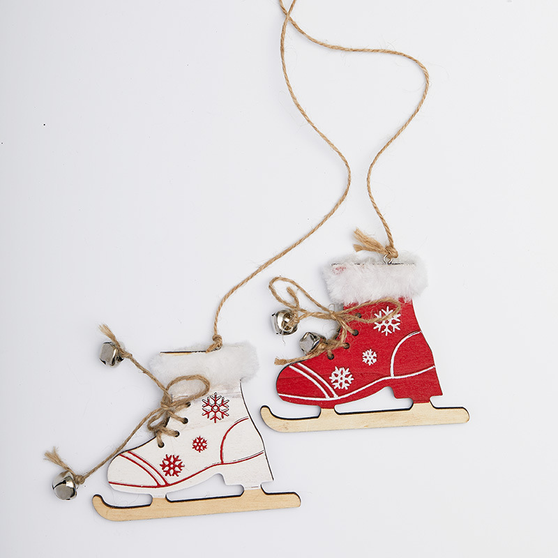 木を探してクリスマスの木製のブーツの手袋を掛けます。|undefined